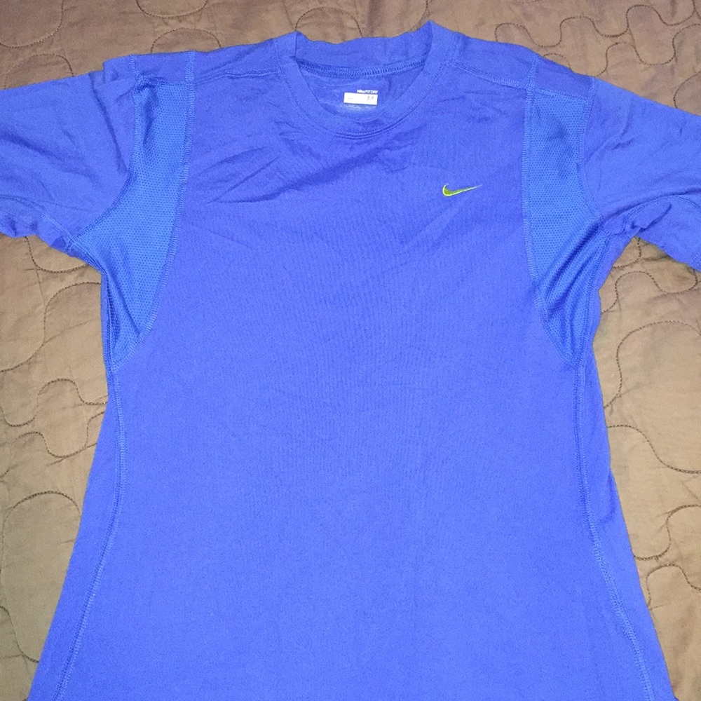 Nike dry fit. Fitted and stretchy material.